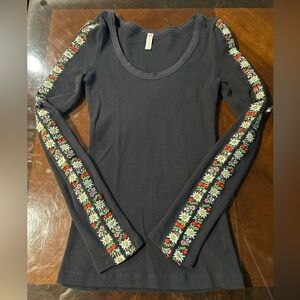 Rare Black EUC VTG Free People Floral Embroidered Tapestry Sleeve Waffle Thermal